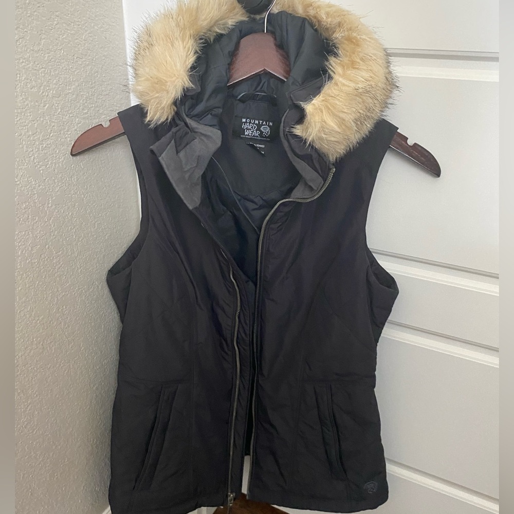 Women’s black mountain hardware vest with fur hood